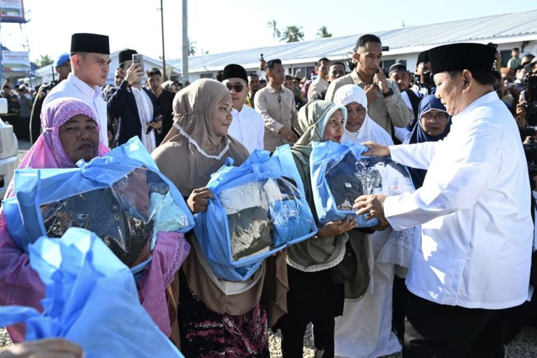 Presiden Prabowo dan Kepala Badan Nasional Penanggulangan Bencana (BNPB) Letjen TNI Suharyanto merayakan hari raya Idul Fitri bersama masyarakat korban bencana di Kabupaten Aceh Tamiang, Provinsi Aceh, Sabtu (21/3/2026).  Para warga menyambut hangat kedatangannya di Bumi Muda Sedia.  Kepala BNPB menyambut kedatangan Presiden yang saat itu sudah berada di masjid bersama dengan warga. Setibanya di Masjid Darussalam, masyarakat penghuni hunian sementara (huntara) dan warga sekitar  melakukan salat id bersama Presiden Prabowo. Kehadiran Presiden di hari raya Idulfitri ini menunjukkan kepedulian besar Presden terhadap masyarakat Aceh, khususnya Aceh Tamiang, yang masih merasakan dampak bencana banjir dan longsor.  Pada momen kunjungan tersebut, Presiden menyampaikan ucapan hari raya kepada masyarakat Indonesia.***(Foto: Ekobisnis.com/BPMI Setpres)