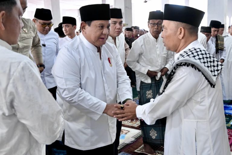 Kepala BNPB menyambut kedatangan Presiden yang saat itu sudah berada di masjid bersama dengan warga. Setibanya di Masjid Darussalam, masyarakat penghuni hunian sementara (huntara) dan warga sekitar  melakukan salat id bersama Presiden Prabowo. Kehadiran Presiden di hari raya Idulfitri ini menunjukkan kepedulian besar Presden terhadap masyarakat Aceh, khususnya Aceh Tamiang, yang masih merasakan dampak bencana banjir dan longsor.