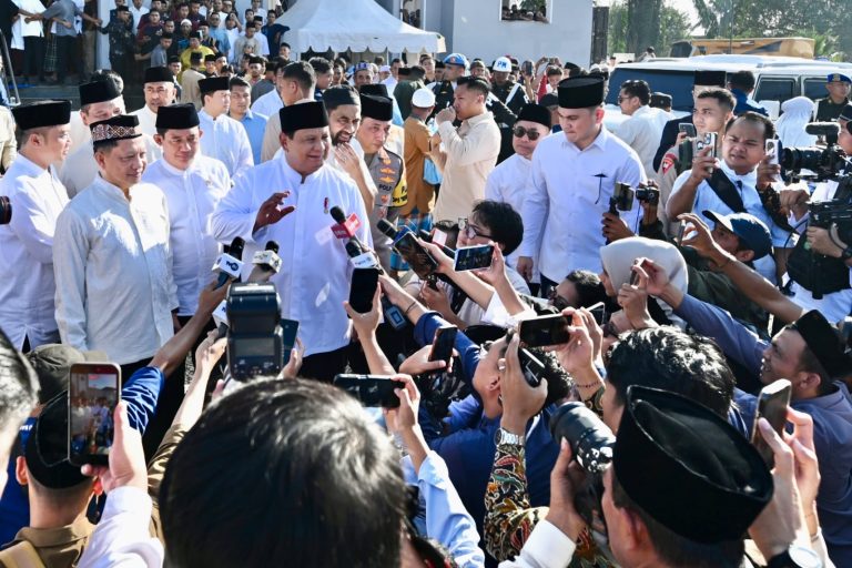 Kepala BNPB menyambut kedatangan Presiden yang saat itu sudah berada di masjid bersama dengan warga. Setibanya di Masjid Darussalam, masyarakat penghuni hunian sementara (huntara) dan warga sekitar  melakukan salat id bersama Presiden Prabowo. Kehadiran Presiden di hari raya Idulfitri ini menunjukkan kepedulian besar Presden terhadap masyarakat Aceh, khususnya Aceh Tamiang, yang masih merasakan dampak bencana banjir dan longsor.