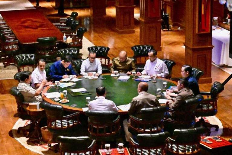 Dalam keterangan tertulisnya, Sekretaris Kabinet Teddy Indra Wijaya menjelaskan bahwa pertemuan tersebut membahas percepatan pengelolaan sampah menjadi energi atau Waste to Energy (WTE) di berbagai wilayah di Indonesia.