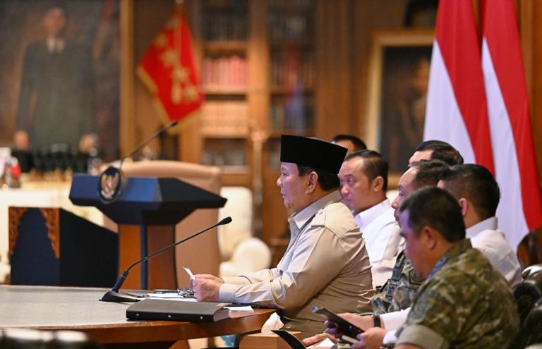 Presiden Prabowo Subianto meresmikan 218 jembatan di berbagai wilayah di Indonesia yang digelar secara hybrid melalui konferensi video dari kediaman pribadinya di Hambalang, Bogor, Jawa Barat, Senin (9/3/2026).  Peresmian tersebut menjadi bagian dari upaya pemerintah dalam mempercepat pembangunan infrastruktur dasar, terutama di wilayah yang terdampak bencana maupun daerah yang membutuhkan akses transportasi yang lebih baik.  Dalam sambutannya, Presiden Prabowo menekankan bahwa Indonesia memiliki karakter geografis yang penuh potensi sekaligus resiko bencana. Kondisi tersebut menuntut kesiapsiagaan pemerintah dan seluruh komponen bangsa dalam membangun infrastruktur yang tangguh.  Oleh karena itu, Kepala Negara menilai pembangunan ratusan jembatan dalam waktu relatif singkat merupakan capaian yang patut diapresiasi. Menurut Presiden, keberhasilan tersebut menunjukkan kesungguhan berbagai pihak, khususnya jajaran TNI dan para petugas di daerah.***(Foto: Ekobisnis.com/BPMI Setpres/Muchlis Jr)