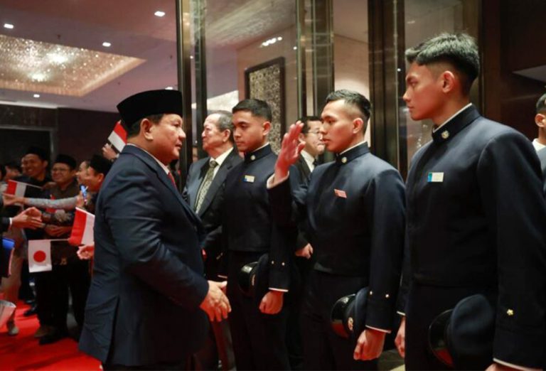 Kedatangan Presiden Prabowo Subianto di hotel tempatnya bermalam di Tokyo, Jepang, pada Minggu malam, 29 Maret 2026, tidak hanya disambut hangat oleh diaspora Indonesia, tetapi juga oleh para pelajar dan taruna Indonesia yang tengah menempuh pendidikan di National Defence Academy (NDA) Jepang. Di tengah suasana hangat penyambutan, para taruna tampak berdiri rapi dengan penuh kebanggaan.  Bagi mereka, momen tersebut bukan sekadar kesempatan langka, tetapi juga kehormatan besar dapat bertemu langsung dengan Kepala Negara. Letnan Dua Teknik Farel Octandrian (AAU 2025), yang saat ini tengah menjalani pendidikan S1 di NDA melalui program beasiswa luar negeri, mengungkapkan rasa bangganya.***(Foto: Ekobisnis.com/BPMI Setpres)