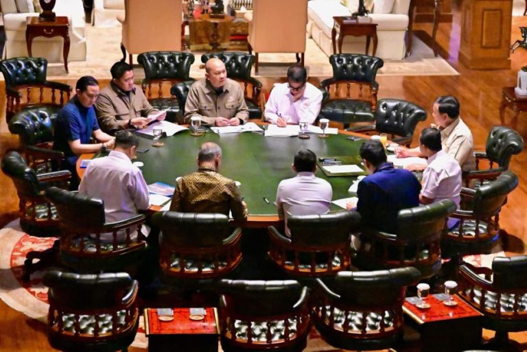 Presiden Prabowo Subianto menerima Menteri Investasi dan Hilirisasi yang juga Kepala Badan Pengelola Investasi Daya Anagata Nusantara (BPI Danantara) Rosan Perkasa Roeslani bersama sejumlah Menteri Kabinet Merah Putih di kediaman pribadi Presiden di Hambalang, Bogor, Rabu (25/3/2026).  Dalam keterangan tertulisnya, Sekretaris Kabinet Teddy Indra Wijaya menjelaskan bahwa pertemuan tersebut membahas percepatan pengelolaan sampah menjadi energi atau Waste to Energy (WTE) di berbagai wilayah di Indonesia.  Lebih lanjut, Seskab Teddy menjelaskan bahwa program WTE tersebut diharapkan menjadi solusi strategis dalam mengatasi persoalan sampah yang selama ini belum tertangani secara optimal. Selain itu, program ini akan mendukung penyediaan energi alternatif yang berkelanjutan.***(Foto: Ekobisnis.com/BPMI Setpres/Rusman)