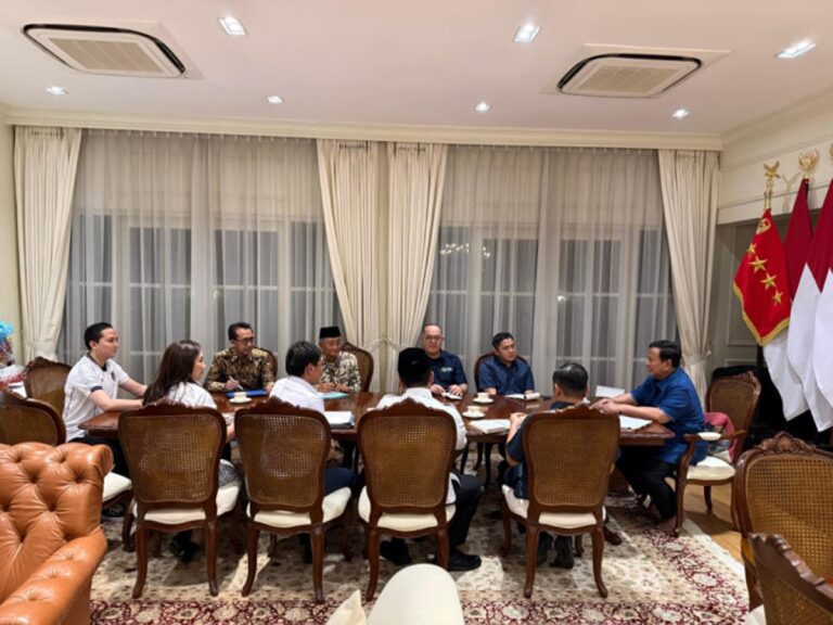 Presiden Prabowo Subianto bergerak cepat menindaklanjuti kondisi warga yang tinggal di kawasan pinggir rel kereta api di Senen, Jakarta Pusat. Usai melakukan blusukan dan menyapa langsung masyarakat pada Kamis, 26 Maret 2026, Kepala Negara segera menginstruksikan pembangunan hunian layak bagi warga terdampak.  Sekretaris Kabinet Teddy Indra Wijaya menjelaskan bahwa Presiden Prabowo langsung menghubungi jajaran terkait untuk mempercepat penanganan tersebut.  Menurut Seskab Teddy, arahan tersebut segera ditindaklanjuti. Pemerintah memastikan proses awal pembangunan hunian baru langsung berjalan tanpa menunggu waktu lama.***(Foto: Ekobisnis.com/BPMI Setpres)