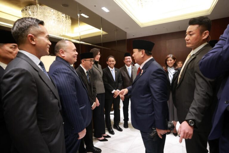 Bagi mereka, momen tersebut bukan sekadar kesempatan langka, tetapi juga kehormatan besar dapat bertemu langsung dengan Kepala Negara. Letnan Dua Teknik Farel Octandrian (AAU 2025), yang saat ini tengah menjalani pendidikan S1 di NDA melalui program beasiswa luar negeri, mengungkapkan rasa bangganya.