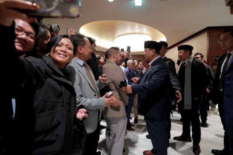 Bagi mereka, momen tersebut bukan sekadar kesempatan langka, tetapi juga kehormatan besar dapat bertemu langsung dengan Kepala Negara. Letnan Dua Teknik Farel Octandrian (AAU 2025), yang saat ini tengah menjalani pendidikan S1 di NDA melalui program beasiswa luar negeri, mengungkapkan rasa bangganya.