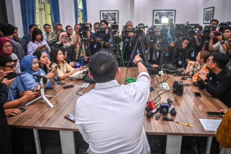 Anggaran dan program pendidikan tetap menjadi prioritas pemerintah dan terus ditingkatkan untuk mendorong kualitas sumber daya manusia. Hal tersebut ditegaskan oleh Sekretaris Kabinet (Seskab) Teddy Indra Wijaya dalam menanggapi isu terkait pengurangan anggaran pendidikan dikarenakan program Makan Bergizi Gratis (MBG).  “Tidak ada program pendidikan yang dikurangi atau tidak berjalan. Seluruhnya berjalan, dilanjutkan, bahkan ditambah. Dan lebih detail, lebih fokus kepada siswanya, sekolahnya, dan juga gurunya,” jelas Seskab Teddy dalam keterangannya di hadapan awak media di lingkungan Istana Kepresidenan Jakarta, pada Jumat, 27 Februari 2026.  Seskab Teddy memaparkan bahwa program strategis pendidikan yang telah berjalan sebelumnya dipastikan tetap berjalan secara berkelanjutan. Seskab Teddy, lebih lanjut, menekankan komitmen pemerintah dalam menambah program-program yang berkaitan untuk meningkatkan kualitas pendidikan bangsa.***(Foto: Ekobisnis.com/BPMI Setpres)