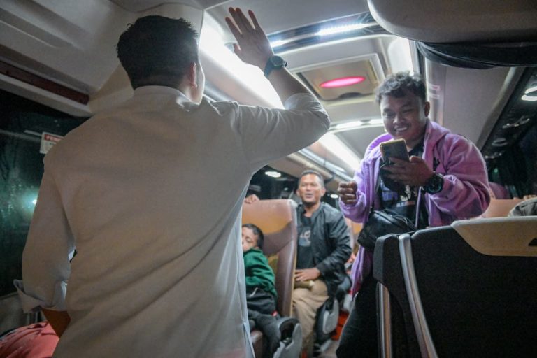 Sekretaris Kabinet Teddy Indra Wijaya meninjau langsung pengelolaan puncak arus balik Lebaran 2026 di Terminal Terpadu Pulo Gebang, Cakung, Jakarta, Rabu (25/3/2026).  Pemerintah memastikan pergerakan masyarakat pada arus balik Lebaran tahun 2026 tetap berjalan aman, lancar, dan nyaman.   Pada Lebaran tahun ini, pemerintah terus berupaya memastikan penyelenggaraan arus mudik dan balik berjalan lebih baik dibandingkan tahun sebelumnya yang juga telah berlangsung dengan sangat baik. Upaya tersebut didukung oleh sinergi kuat dari sejumlah pihak dalam mengelola tingginya mobilitas masyarakat selama periode Lebaran.***(Foto: Ekobisnis.com/BPMI Setpres)