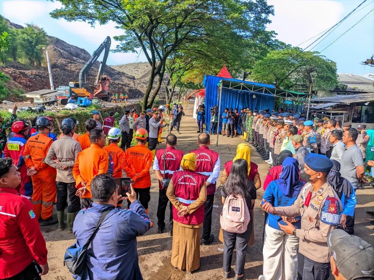 Peristiwa longsor melanda kawasan Zona 4 Tempat Pemrosesan Akhir (TPA) Bantargebang, Kota Bekasi, Jawa Barat, pada Minggu (8/3) pukul 13.00 WIB. Musibah ini mengakibatkan tiga orang warga meninggal dunia setelah tertimbun material longsoran di lokasi kejadian.