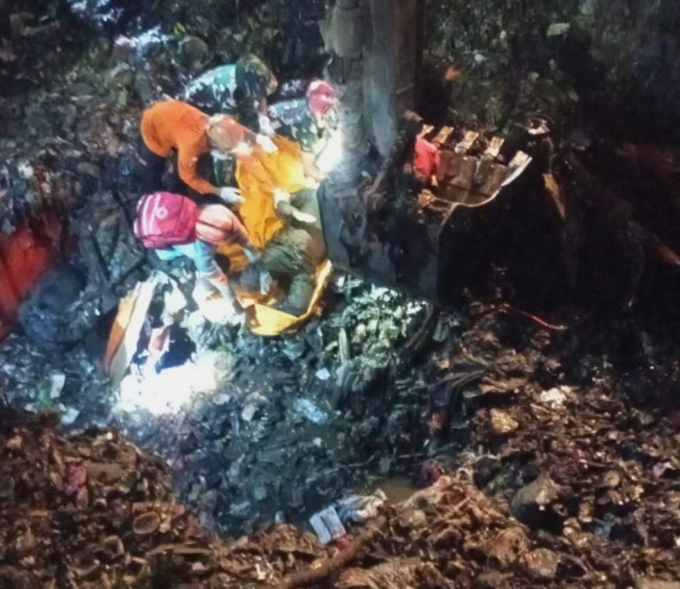 Peristiwa longsor melanda kawasan Zona 4 Tempat Pemrosesan Akhir (TPA) Bantargebang, Kota Bekasi, Jawa Barat, pada Minggu (8/3) pukul 13.00 WIB. Musibah ini mengakibatkan tiga orang warga meninggal dunia setelah tertimbun material longsoran di lokasi kejadian.