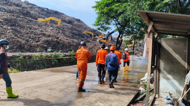 Peristiwa longsor melanda kawasan Zona 4 Tempat Pemrosesan Akhir (TPA) Bantargebang, Kota Bekasi, Jawa Barat, pada Minggu (8/3) pukul 13.00 WIB. Musibah ini mengakibatkan tiga orang warga meninggal dunia setelah tertimbun material longsoran di lokasi kejadian.