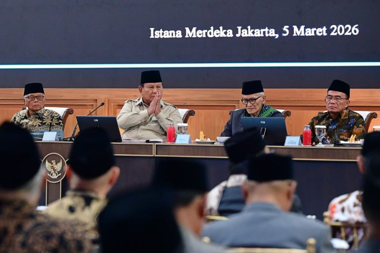 Ahmad Muzani lebih lanjut menuturkan bahwa Presiden Prabowo juga meminta dukungan para tokoh agama yang hadir untuk turut berperan dalam menjaga keutuhan serta persatuan bangsa.