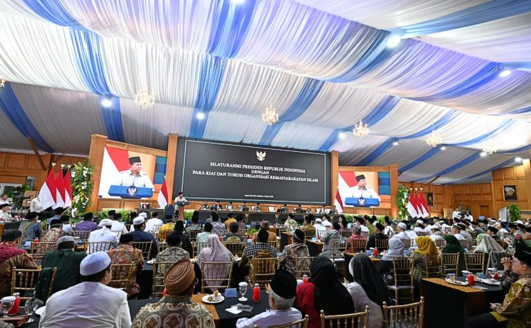 Sejumlah tokoh agama Islam menyampaikan apresiasi serta optimisme terhadap langkah pemerintah dalam penyelenggaraan negara sebagai upaya membangun dan menjaga keutuhan bangsa. Hal tersebut disampaikan Ketua MPR RI Ahmad Muzani, dalam keterangannya kepada awak media usai kegiatan Silaturahmi Presiden dengan Para Kiai dan Tokoh Organisasi Kemasyarakatan Islam di Istana Kepresidenan Jakarta, Kamis (5/3/2026).  Ahmad Muzani lebih lanjut menuturkan bahwa Presiden Prabowo juga meminta dukungan para tokoh agama yang hadir untuk turut berperan dalam menjaga keutuhan serta persatuan bangsa. “Karena itu kita semua diminta untuk tetap memberikan dukungan serta mendoakan agar apa yang dilakukan oleh Presiden Republik Indonesia dapat berjalan dengan baik dan lancar,” sambungnya.***(Foto: Ekobisnis.com/BPMI Setpres/Muchlis Jr)