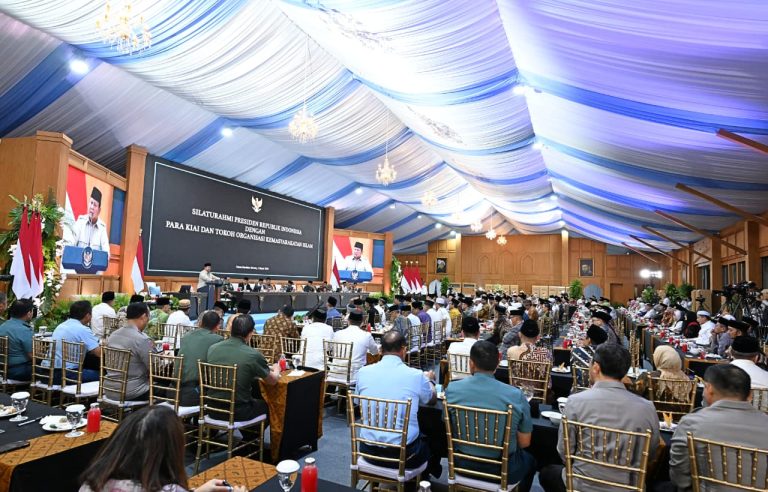 Ahmad Muzani lebih lanjut menuturkan bahwa Presiden Prabowo juga meminta dukungan para tokoh agama yang hadir untuk turut berperan dalam menjaga keutuhan serta persatuan bangsa.