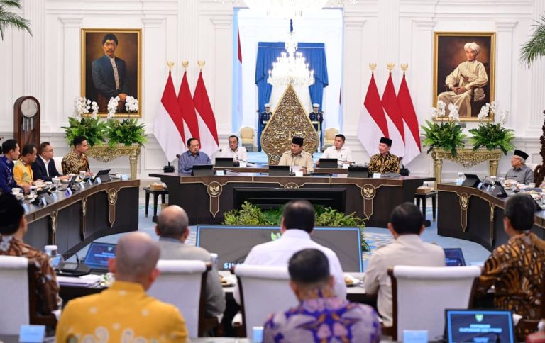 Presiden Prabowo Subianto mengundang para Presiden dan Wakil Presiden Republik Indonesia terdahulu, Menteri Luar Negeri terdahulu, hingga para Ketua Umum Partai Politik dalam pertemuan di Istana Jakarta, Selasa (3/2/2026).  Sekretaris Kabinet (Seskab) Teddy Indra Wijaya dalam keterangannya di hadapan awak media mengungkapkan bahwa pertemuan ini digelar sebagai ruang diskusi lintas generasi kepemimpinan bangsa.  Lebih lanjut, Seskab Teddy mengungkapkan bahwa pertemuan ini nantinya akan membahas berbagai hal strategis nasional serta global. Pertemuan tersebut juga menjadi ruang bagi Presiden untuk bertukar pandangan dengan para tokoh penting bangsa.***(Foto: Ekobisnis.com/BPMI Setpres/Cahyo)