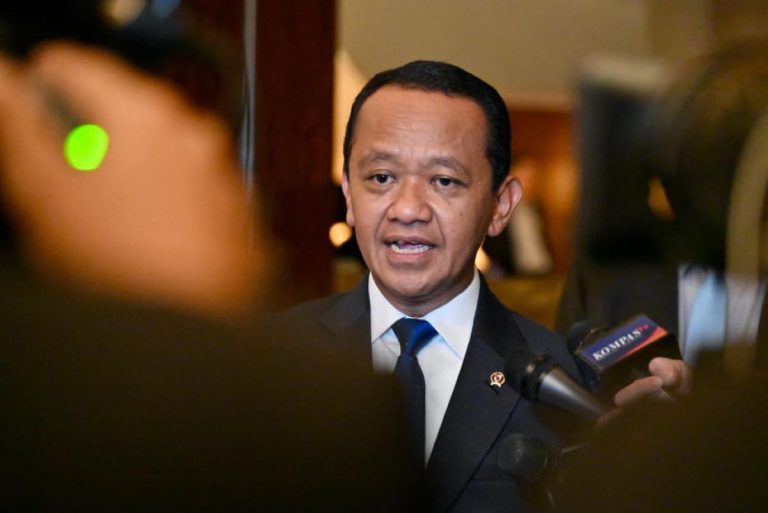 Kunjungan Presiden Prabowo Subianto ke Tokyo, Jepang, menghasilkan langkah konkret dalam mempercepat investasi strategis, khususnya di sektor energi dan hilirisasi. Fokus utama kunjungan tersebut mencakup percepatan transisi energi nasional serta pengembangan proyek Blok Masela.  Menteri Energi dan Sumber Daya Mineral (ESDM) Bahlil Lahadalia mengungkapkan bahwa dirinya mendapat arahan langsung dari Presiden Prabowo untuk memastikan dua agenda utama dalam kunjungan tersebut berjalan optimal. “Atas arahan Bapak Presiden Prabowo, saya itu ditugaskan untuk melakukan dua hal dalam kunjungan di Jepang. Pertama adalah memastikan percepatan tentang investasi di transisi energi. Yang kedua adalah menyangkut INPEX, Blok Masela,” ujar Bahlil dalam keterangan persnya kepada awak media di Tokyo, pada Senin, 30 Maret 2026.  Bahlil menjelaskan bahwa proyek Blok Masela kini telah mencapai kepastian besar setelah melalui proses panjang selama puluhan tahun. Menurutnya, nilai dasar pengembangan proyek (DPOD) mencapai sekitar 20 miliar dolar AS, dengan tambahan sekitar 1 miliar dolar AS untuk teknologi penangkapan dan penyimpanan karbon (CCS) agar lebih ramah lingkungan.***(Foto: Ekobisnis.com/BPMI Setpres/Laily Rachev)