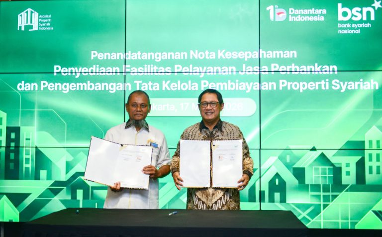 Direktur Utama PT Bank Syariah Nasional (BSN) Alex Sofjan Noor dan Ketua DPP Asosiasi Properti Syariah Indonesia (APSI) Muhammad Abubakar menunjukkan nota kesepahaman kerjasama yang telah ditandatangani terkait pemanfaatan dan pengembangan layanan perbankan berbasis syariah di Jakarta, Selasa (17/3/2026).   Nota kesepahaman ini merupakan langkah yang sangat strategis bagi kedua belah pihak dalam rangka memperkuat kolaborasi BSN dan APSI untuk mendukung pengembangan ekosistem layanan keuangan yang inklusif, transparan serta sejalan dengan prinsip keuangan syariah.   Kerjasama ini juga membuka ruang bagi pengembangan bisnis terutama inisiatf mendukung program pemerintah dalam pengembangan ekosistem hunian syariah di Indonesia, baik dalam hal pembiayaan pembangunan hunian, kepemilikan dan transaksi sektor perumahan berbasis syariah.   Kedua belah pihak sepakat ke depan akan melakukan kegiatan sosialisasi, edukasi, serta pengembangan layanan yang mendukung terciptanya peran BSN dan APSI dalam memberikan kontribusi bagi penguatan ekonomi syariah nasional melalui peningkatan pemanfaatan layanan keuangan syariah serta terciptanya ekosistem hunian syariah berkembang maju di Indonesia.***(Foto: Ekobisnis.com/Dok Purwa)