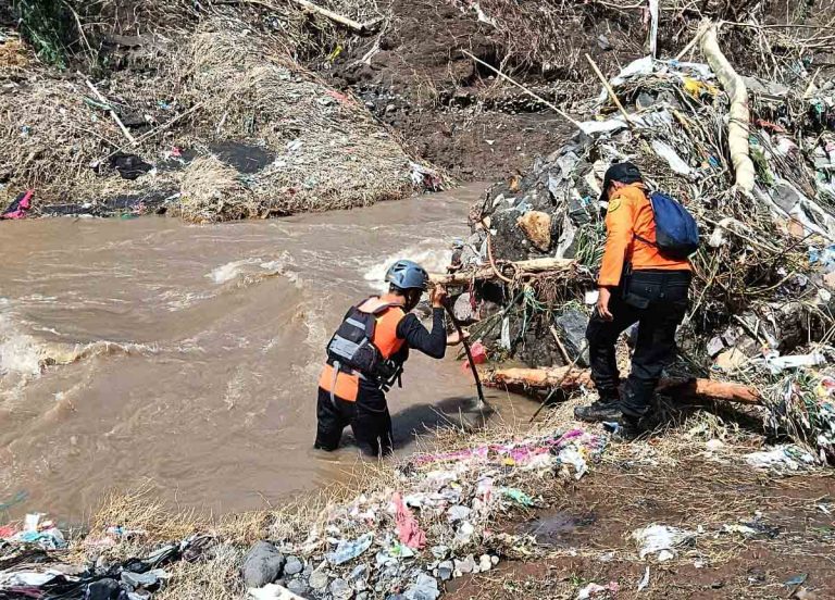 Banjir bandang menerjang Desa Banjar, Kecamatan Banjar, Kabupaten Buleleng, Provinsi Bali, Jumat (6/3) pukul 20.00 WITA, setelah hujan deras mengguyur wilayah tersebut. Derasnya aliran air menyebabkan delapan warga terseret arus. Akibatnya dua orang meninggal dunia, dua orang masih dalam pencarian, dan empat orang lainnya berhasil selamat.