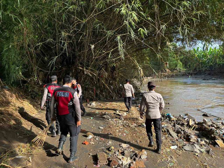 Banjir bandang menerjang Desa Banjar, Kecamatan Banjar, Kabupaten Buleleng, Provinsi Bali, Jumat (6/3) pukul 20.00 WITA, setelah hujan deras mengguyur wilayah tersebut. Derasnya aliran air menyebabkan delapan warga terseret arus. Akibatnya dua orang meninggal dunia, dua orang masih dalam pencarian, dan empat orang lainnya berhasil selamat.