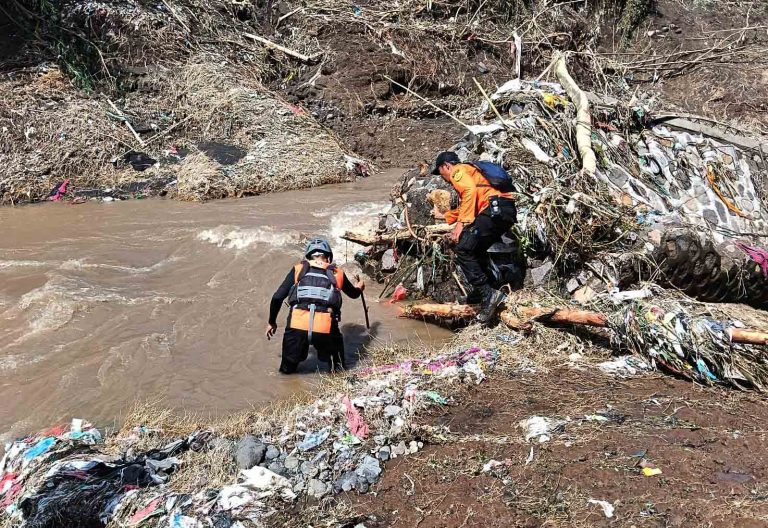 Tim gabungan berupaya mencari dua korban yang masih hilang akibat banjir bandang di Desa Banjar, Kacamatan Banjar, Kabupaten Buleleng, Bali, Sabtu (7/3/2026).  Banjir bandang menerjang Desa Banjar, Kecamatan Banjar, Kabupaten Buleleng, Provinsi Bali, Jumat (6/3) pukul 20.00 WITA, setelah hujan deras mengguyur wilayah tersebut. Derasnya aliran air menyebabkan delapan warga terseret arus. Akibatnya dua orang meninggal dunia, dua orang masih dalam pencarian, dan empat orang lainnya berhasil selamat.  Pada Sabtu (7/3), seluruh korban meninggal dunia telah berhasil dievakuasi dan dibawa ke rumah duka oleh tim gabungan. BPBD Kabupaten Buleleng bersama tim gabungan yang melibatkan berbagai unsur, seperti Pemerintah Provinsi Bali, Pemerintah Kabupaten Buleleng, BPBD Provinsi Bali, BPBD Kabupaten Buleleng, Tim SAR, Palang Merah Indonesia (PMI), pemerintah desa setempat, serta masyarakat sekitar terus melakukan operasi pencarian dan penyelamatan (Search and Rescue-SAR) terhadap dua warga yang masih hilang.***(Foto: Ekobisnis.com/Dok BPBD Kabupaten Buleleng)