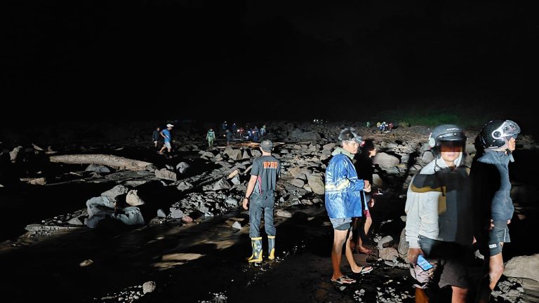 Tim SAR gabungan menemukan korban hilang yang terseret arus saat banjir lahar di Kabupaten Magelang, Jawa Tengah, Rabu (4/3/2026).   Korban ditemukan dalam kondisi meninggal dunia. Hingga hari ini Kamis (5/3) operasi pencarian masih terus dilakukan oleh tim SAR gabungan. Peristiwa ini terjadi menyusul hujan dengan intensitas tinggi yang mengguyur kawasan puncak Gunung Merapi dan sekitarnya, sehingga memicu meluapnya Sungai Senowo di Kecamatan Dukun.  Selain dua korban meninggal dunia, hingga saat ini dua orang lainnya masih dinyatakan hilang dan tengah dalam proses pencarian oleh tim SAR gabungan. Sementara itu, enam warga yang mengalami luka-luka telah mendapatkan penanganan medis secara intensif.***(Foto: Ekobisnis.com/Dok BNPB)