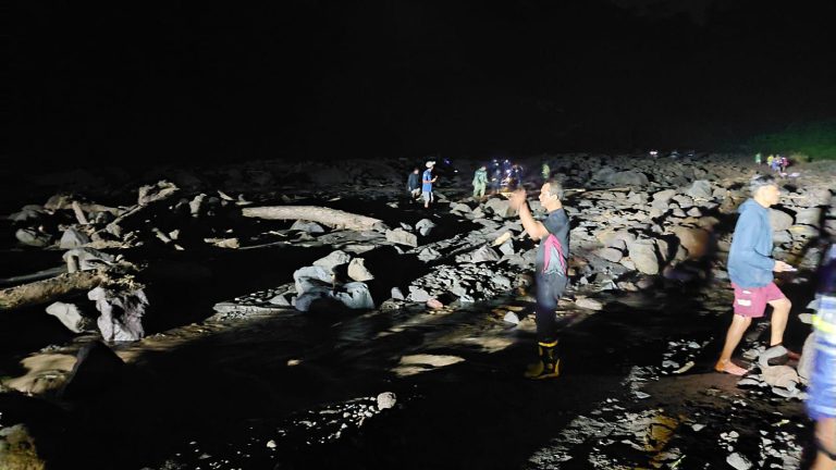 Korban ditemukan dalam kondisi meninggal dunia. Hingga hari ini Kamis (5/3) operasi pencarian masih terus dilakukan oleh tim SAR gabungan. Peristiwa ini terjadi menyusul hujan dengan intensitas tinggi yang mengguyur kawasan puncak Gunung Merapi dan sekitarnya, sehingga memicu meluapnya Sungai Senowo di Kecamatan Dukun.