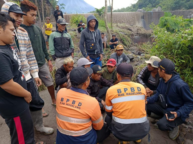 Korban ditemukan dalam kondisi meninggal dunia. Hingga hari ini Kamis (5/3) operasi pencarian masih terus dilakukan oleh tim SAR gabungan. Peristiwa ini terjadi menyusul hujan dengan intensitas tinggi yang mengguyur kawasan puncak Gunung Merapi dan sekitarnya, sehingga memicu meluapnya Sungai Senowo di Kecamatan Dukun.