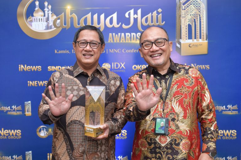 Direktur Utama PT Bank Syariah Nasional (BSN) Alex Sofjan Noor (kiri) berfoto bersama Corporate Secretary BSN Dody Agoeng usai menerima pengharagaan The Leading Sharia Economic Empowerment yang diberikan kepada perseroan di Jakarta.   Penghargaan tersebut diberikan kepada BSN karena perseroan dinilai cukup aktif dalam membangun ekonomi umat berbasis keuangan syariah, mendorong inklusi keuangan syariah secara luas dan terjangkau, serta komitmennya yang kuat dalam menggerakkan ekonomi sosial yang membawa dampak berkelanjutan bagi masyarakat.  Penghargaan yang diterima BSN tersebut semakin memperkuat posisi perseroaan yang saat ini sangat aktif membangun ekosistem ekonomi syariah melalui layanan dan produk bank yang dimiliki oleh BSN dalam rangka memperkuat perannya sebagai bank yang turut mendorong program pemerintah dalam mengembangkan literasi keuangan syariah di Indonesia.***(Foto: Ekobisnis.com/Dok BSN)
