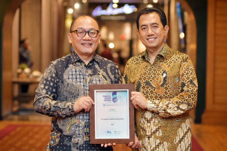 Direktur Finance, Strategy and Treasury PT Bank Syariah Nasional (BSN) Abdul Firman berfoto bersama Corporate Secretary BSN Dody Agoeng usai menerima penghargaan Brands Awards di Jakarta, Selasa (31/3/2026).   Nama atau brand BSN dinilai sangat cepat dapat dikenal oleh masyarakat luas walaupun bank ini baru beroperasional secara resmi pada 22 Desember 2025 lalu. Bank hasil spin off Unit Usaha Syariah (UUS) BTN dengan Bank Victoria Syariah (BVIS) dengan cepat dapat menyesuaikan diri sebagai Bank Umum Syariah (BUS) dengan nama Bank Syariah Nasional dan dapat diterima pasar dengan produk dan layanan yang sangat familiar sebagai leader pembiayaan perumahan syariah di Indonesia.   BSN dengan visi menjadi mitra utama keuangan keluarga Indonesia yang berkah dan amanah berkomitmen akan memainkan peran yang lebih besar untuk mendorong ekositem syariah di Indonesia dengan fokus memperkuat literasi keuangan syariah kepada masyarakat di Indonesia.***(Foto: Ekobisnis.com/Dok BSN)