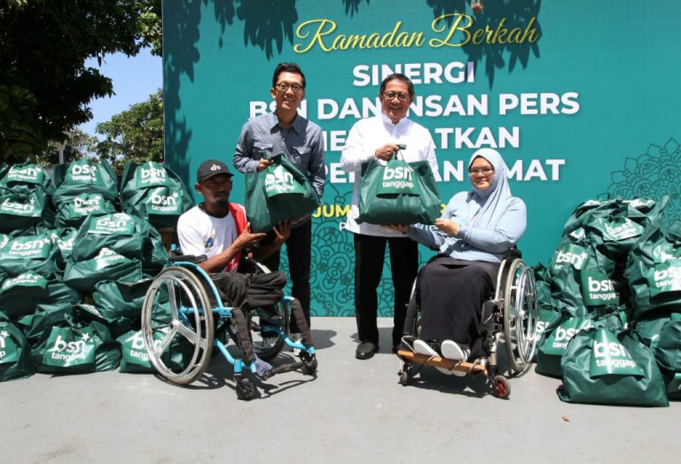 Direktur Utama PT Bank Syariah Nasional (BSN), Alex Sofjan Noor (kanan) bersama SEVP Chief of Commercial Banking BSN Maqin U Norhadi memberikan bantuan paket sembako jelang Idul Fitri 1447 H kepada para pekerja dan disabilitas di Jakarta, Jumat (13/3/2026).   BSN bersinergi dengan Forum Wartawan BSN menggelar kegiatan sosial bertajuk “Ramadan Berkah, Sinergi BSN dan Insan Pers Menguatkan Kepedulian Umat”.   Kegiatan ini merupakan bentuk kepedulian terhadap masyarakat yang membutuhkan, khususnya menjelang Hari Raya Idul Fitri 1447 H. Dalam kegiatan tersebut, BSN menyalurkan ratusan paket sembako yang akan dibagikan di berbagai wilayah Jabodetabek dan sekitar kantor.***(Foto: Ekobisnis.com/Purwa)