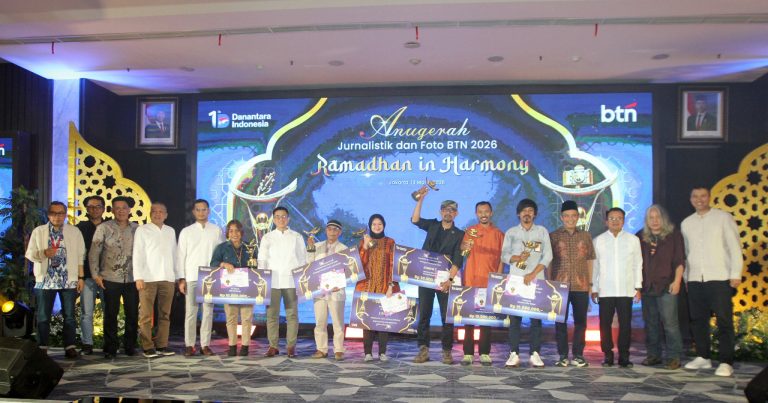 Dari 1.050 karya yang dikirimkan pada Anugerah Jurnalistik dan Foto BTN 2026 terpilih 6 pemenang terbaik untuk kategori karya tulis dan karya foto. Adapun ajang ini merupakan kompetisi tahunan yang digelar BTN sebagai bentuk apresiasi kepada para jurnalis dan pewarta foto yang senantiasa menghadirkan informasi yang konstruktif, inspiratif, dan edukatif kepada masyarakat.   Ajang ini juga menjadi upaya BTN untuk mendukung peran media dalam menyampaikan berbagai cerita tentang perumahan, pembiayaan, serta kontribusi BTN dalam pemenuhan kebutuhan hunian bagi masyarakat Indonesia.