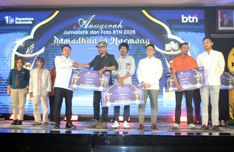 Dari 1.050 karya yang dikirimkan pada Anugerah Jurnalistik dan Foto BTN 2026 terpilih 6 pemenang terbaik untuk kategori karya tulis dan karya foto. Adapun ajang ini merupakan kompetisi tahunan yang digelar BTN sebagai bentuk apresiasi kepada para jurnalis dan pewarta foto yang senantiasa menghadirkan informasi yang konstruktif, inspiratif, dan edukatif kepada masyarakat.   Ajang ini juga menjadi upaya BTN untuk mendukung peran media dalam menyampaikan berbagai cerita tentang perumahan, pembiayaan, serta kontribusi BTN dalam pemenuhan kebutuhan hunian bagi masyarakat Indonesia.
