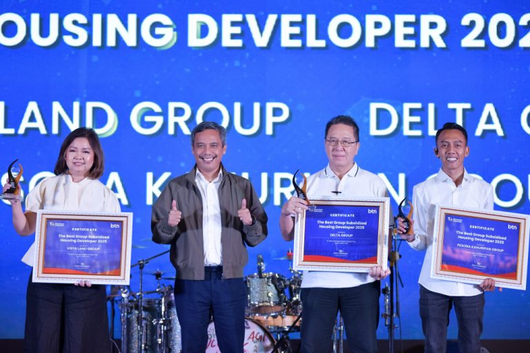 Direktur Utama PT Bank Tabungan Negara (Persero) Tbk Nixon LP Napitupulu menyerahkan penghargaan kepada perwakilan developer pada acara BTN’s Most Valuable Developers Dinner & Gathering 2026 di Jakarta, Jumat (6/3/2026).   Penghargaan diberikan kepada developer yang dinilai memiliki kontribusi signifikan terhadap realisasi KPR BTN sepanjang 2025, baik untuk perumahan bersubsidi maupun nonsubsidi. Adapun developer yang mendapatkan penghargaan dengan penilaian mencakup jumlah realisasi, kualitas kredit, kepatuhan terhadap regulasi, serta komitmen menjaga kualitas pembangunan perumahan dan kerja sama dengan BTN.***(Foto: Ekobisnis.com/Dok BTN)