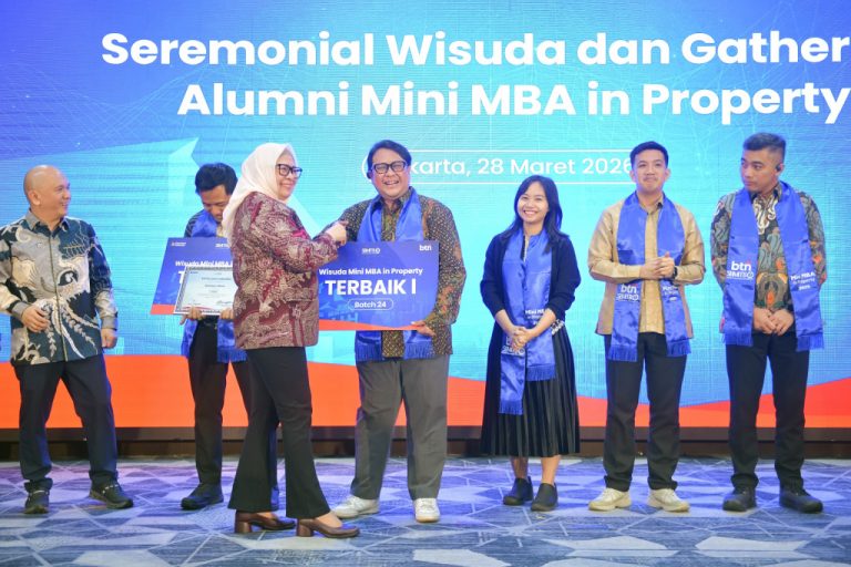 Direktur Commercial Banking BTN Hermita (kiri) didampingi Wakil Dekan Bidang Sumber Daya Sekolah Bisnis dan Manajemen Institut Teknologi Bandung, Prof. Donald Crestofel Lantu (kanan) bersama para wisudawan terbaik Program Mini MBA in Property Batch 23, Batch 24, dan Batch Makassar, di sela Wisuda Mini MBA in Property Tahun 2026 di Jakarta, Sabtu (28/3/2026).   BTN berhasil mencetak 863 pengembang baru sejak Program Mini MBA in Property dilaksanakan mulai 2016 hingga 2025. Untuk tahun 2025, BTN mencetak 71 pengembang baru melalui Program Mini MBA in Property untuk Batch 23, Batch 24, dan Batch Makassar. Adapun, program yang merupakan hasil kolaborasi Housing Finance Center (HFC) BTN dan Sekolah Bisnis dan Manajemen (SBM) Institut Teknologi Bandung (ITB) tersebut memberikan pembelajaran lengkap sekaligus simulasi nyata menjadi pengembang berkualitas. Program ini juga membuka akses ke berbagai kredit proyek perumahan di BTN.***(Foto: Ekobisnis.com/Dok BTN)