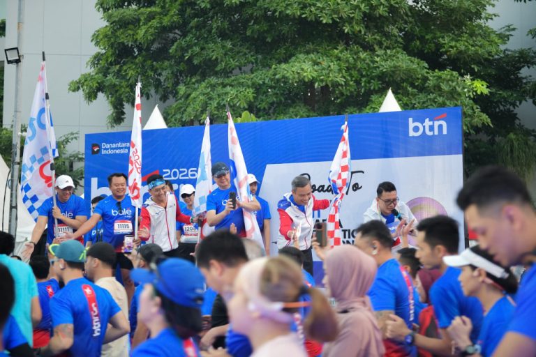 Direktur Utama PT Bank Tabungan Negara (Persero) Tbk (BTN) Nixon L.P. Napitupulu (dua dari kiri), didampingi Direktur Operations I Nyoman Sugiri Yasa (kanan), Direktur Risk Management Setiyo Wibowo (dua dari kanan), dan SEVP Digital Business Thomas Wahyudi (kiri) berfoto bersama peserta BTN Run 2026 for Charity di Beach City International Stadium (BCIS) Ancol, Minggu (29/3/2026). Dalam BTN Run 2026 for Charity, donasi dihitung berdasarkan dua komponen utama, yaitu jumlah peserta yang mencapai garis finis dan total jarak tempuh. Setiap peserta yang finis dikonversi menjadi donasi Rp76.000. Sedangkan setiap kilometer yang ditempuh dikonversi menjadi Rp7.600. Total dari kedua komponen tersebut ditambah kontribusi TJSL BTN menghasilkan donasi sebesar Rp760.000.000. Dana tersebut akan disalurkan ke tiga pilar, yaitu keagamaan (bantuan rumah ibadah), lingkungan (pengembangan urban farming), dan sosial (dukungan bagi penyandang disabilitas yang bergerak di bidang UMKM).***(Foto: Ekobisnis.com/Purwa)