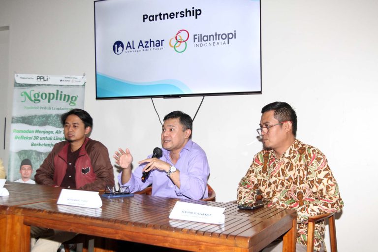 Laboratorium Manager PT Prasadha Pamunah Limbah Industri (PPLI), Muhamad Yusuf Firdaus, menyoroti kebiasaan masyarakat yang masih mengandalkan detergen dengan busa melimpah. Menurutnya, tumpukan busa di aliran sungai dapat menghalangi sinar matahari dan oksigen masuk ke dalam air.