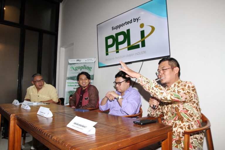 (Dari kiri kekanan) Supervisor Environmental Database and Program PPLI, Irfan Maulana, Laboratorium Manager PT Prasadha Pamunah Limbah Industri (PPLI), Muhamad Yusuf Firdaus dan Direktur LAZNAS Al-Azhar, Iwan Rahman memberikan paparannya saat acara Ngobrol Peduli Lingkungan bersama Aliansi Jurnalis Peduli Lingkungan di Jakarta, Rabu (11/3/2026).  Bulan Suci Ramadan yang seharusnya menjadi momentum menanamkan nilai-nilai kesederhanaan, justru seringkali diwarnai dengan lonjakan penggunaan air rumah tangga. Fenomena ini menarik perhatian PT Prasadha Pamunah Limbah Industri, yang berdedikasi pada pengelolaan lingkungan dan daur ulang limbah.  Laboratorium Manager PT Prasadha Pamunah Limbah Industri (PPLI), Muhamad Yusuf Firdaus, menyoroti kebiasaan masyarakat yang masih mengandalkan detergen dengan busa melimpah. Menurutnya, tumpukan busa di aliran sungai dapat menghalangi sinar matahari dan oksigen masuk ke dalam air.  Sebagai wujud komitmen nyata, semangat yang sama juga diusung PPLI dalam operasional bisnisnya. Sejak tahun 2025, PPLI yang tergabung dalam jaringan Perhimpunan Filantropi Indonesia (PFI), telah mengelola kurang lebih 225 ribu meter kubik limbah yang berasal dari customernya.   Pengolahan limbah menggunakan tiga metode, yakni secara kimiawi dan fisika atau physical chemical treatment. Kemudian evaporator, yakni pemekatan air untuk mengurangi total dissolved solids yang terkandung di air limbah, lalu dengan Teknik biologis menggunakan bakteri aktif untuk mengurangi kadar tercemar.***(Foto: Ekobisnis.com/Purwa)