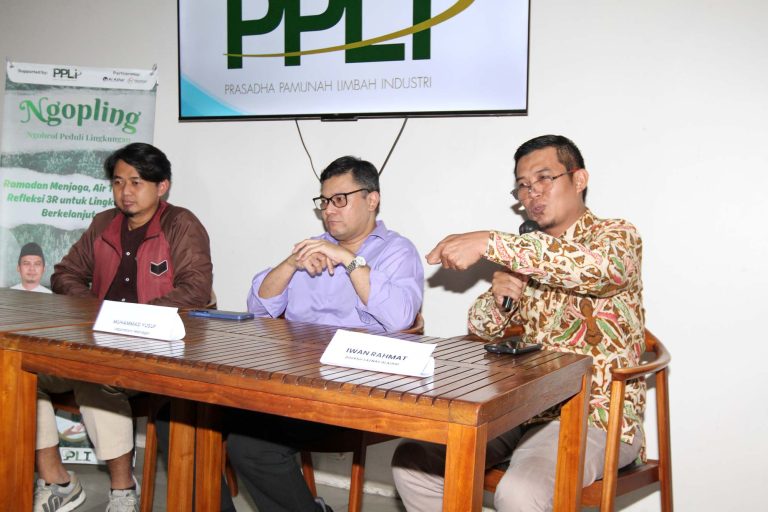 Laboratorium Manager PT Prasadha Pamunah Limbah Industri (PPLI), Muhamad Yusuf Firdaus, menyoroti kebiasaan masyarakat yang masih mengandalkan detergen dengan busa melimpah. Menurutnya, tumpukan busa di aliran sungai dapat menghalangi sinar matahari dan oksigen masuk ke dalam air.