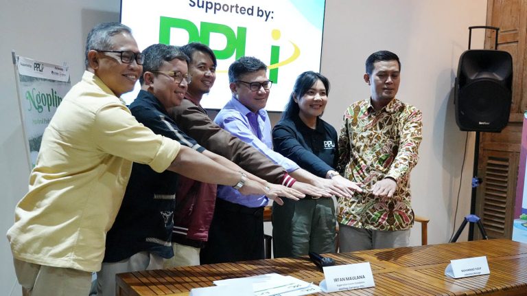 Laboratorium Manager PT Prasadha Pamunah Limbah Industri (PPLI), Muhamad Yusuf Firdaus, menyoroti kebiasaan masyarakat yang masih mengandalkan detergen dengan busa melimpah. Menurutnya, tumpukan busa di aliran sungai dapat menghalangi sinar matahari dan oksigen masuk ke dalam air.