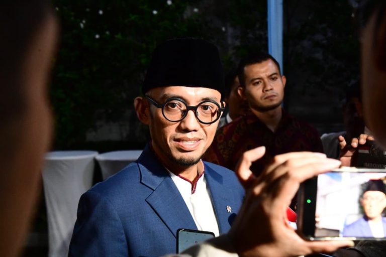 Pemerintah menegaskan bahwa keselamatan jemaah menjadi prioritas utama dalam penyelenggaraan ibadah haji tahun ini, terutama di tengah dinamika konflik yang terjadi di kawasan Timur Tengah. Hal tersebut disampaikan Wakil Menteri Haji dan Umrah Dahnil Anzar Simanjuntak, dalam keterangannya kepada awak media pada Selasa, 10 Maret 2026 di Kompleks Istana Kepresidenan Jakarta.  “Pesan Presiden satu, fokus beliau adalah ingin memastikan keselamatan jemaah haji. Ini yang paling penting. Jadi, kita menyiapkan berbagai skenario dengan orientasi utama memastikan keselamatan warga negara Indonesia yang akan menunaikan ibadah haji pada bulan April,” jelasnya.  Dahnil menuturkan bahwa pemerintah tengah menyusun berbagai upaya dan skenario dalam penyelenggaraan haji yang dijadwalkan dimulai pada April mendatang. Ia menegaskan bahwa pemerintah akan terus memantau perkembangan konflik di Timur Tengah dalam merumuskan langkah-langkah tersebut.***(Foto: Ekobisnis.com/BPMI Setpres)