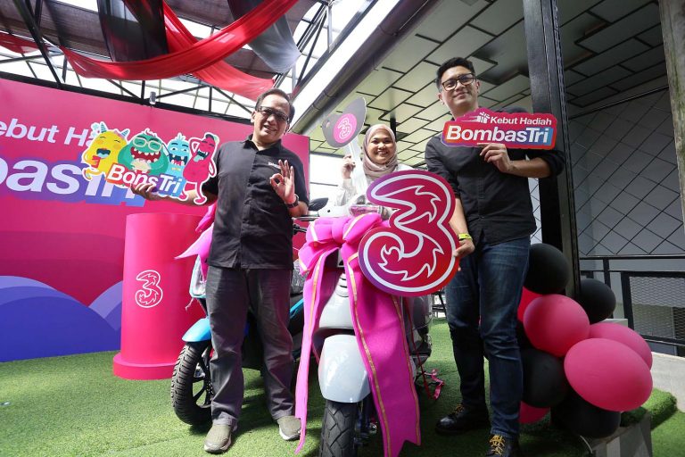 SVP Head of Region Inner Jakarta, Shatya Framudia (kiri), VP Head of Sales Inner Jakarta West Tri, Budi Priyambodo (kedua dari kiri), WIda Utari VP Head of Retail Jakarta Raya (ketiga kiri), VP Head of Marketing Jakarta Raya, Roy Wibowo (kedua kanan) dan SVP Head of Region Outer Jakarta, Eric Danari (kanan) berfoto bersama para pemenang BombasTri.    Tri menghadirkan program BombasTri dengan konsep “Serbu Hadiahnya, Double Kesempatannya” yang berlangsung pada periode 1 September hingga 31 Desember 2025. Program ini menjadi bentuk apresiasi atas kepercayaan pelanggan yang terus memilih Tri untuk tetap terhubung setiap hari.***(Foto: Ekobisnis.com/Purwa)