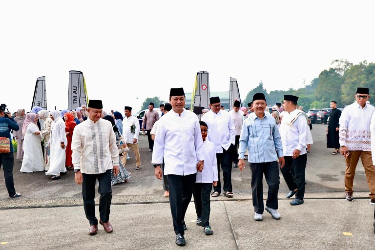 Suasana khidmat menyelimuti pelaksanaan Salat Idul Fitri 1 Syawal 1447 Hijriah di Apron Skadron Udara 45 Lanud Halim Perdanakusuma, Jakarta, Sabtu (21/3/2026).  Ibadah ini diikuti Kasau Marsekal TNI M. Tonny Harjono bersama keluarga besar TNI Angkatan Udara dan masyarakat.***(Foto: Ekobisnis.com/Dok Dispenau)