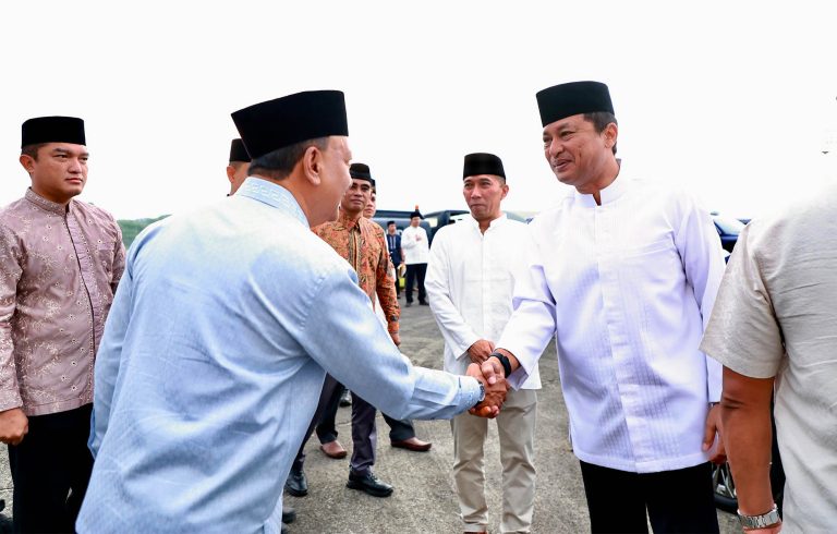 Suasana khidmat menyelimuti pelaksanaan Salat Idul Fitri 1 Syawal 1447 Hijriah di Apron Skadron Udara 45 Lanud Halim Perdanakusuma, Jakarta, Sabtu (21/3/2026).  Ibadah ini diikuti Kasau Marsekal TNI M. Tonny Harjono bersama keluarga besar TNI Angkatan Udara dan masyarakat.***(Foto: Ekobisnis.com/Dok Dispenau)
