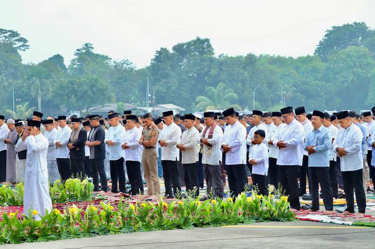 Suasana khidmat menyelimuti pelaksanaan Salat Idul Fitri 1 Syawal 1447 Hijriah di Apron Skadron Udara 45 Lanud Halim Perdanakusuma, Jakarta, Sabtu (21/3/2026).  Ibadah ini diikuti Kasau Marsekal TNI M. Tonny Harjono bersama keluarga besar TNI Angkatan Udara dan masyarakat.***(Foto: Ekobisnis.com/Dok Dispenau)