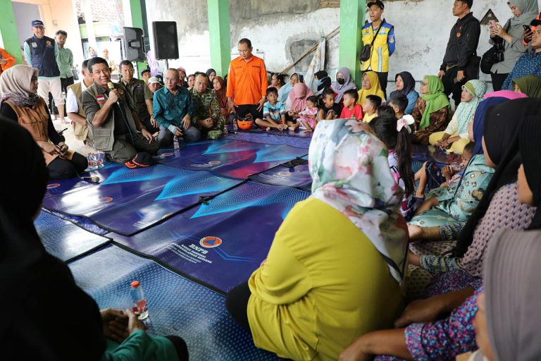 Kepala BNPB yang didampingi Deputi Bidang Penanganan Darurat BNPB dan Direktur Penanganan Darurat Wilayah 1 BNPB, langsung menuju Kabupaten Pasuruan yang sedang dilanda banjir sejak Selasa (24/3).