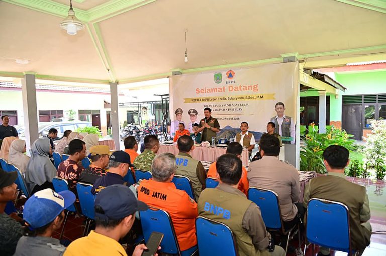 Kepala BNPB yang didampingi Deputi Bidang Penanganan Darurat BNPB dan Direktur Penanganan Darurat Wilayah 1 BNPB, langsung menuju Kabupaten Pasuruan yang sedang dilanda banjir sejak Selasa (24/3).