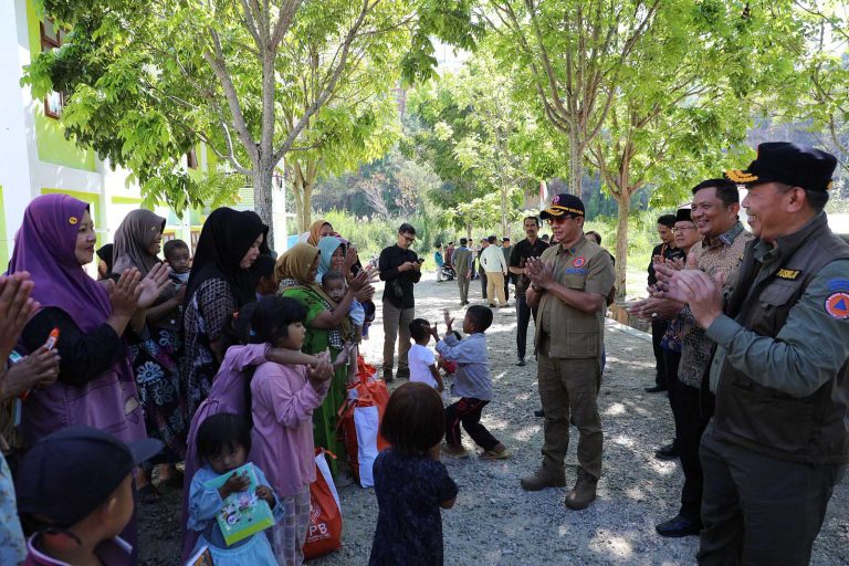 Badan Nasional Penanggulangan Bencana (BNPB) memindahkan sejumlah warga penyintas menuju fasilitas pemerintah kabupaten (pemkab) setempat. Mereka merupakan penghuni terakhir di tenda pengungsian yang ada di Kabupaten Gayo Lues, Provinsi Aceh.