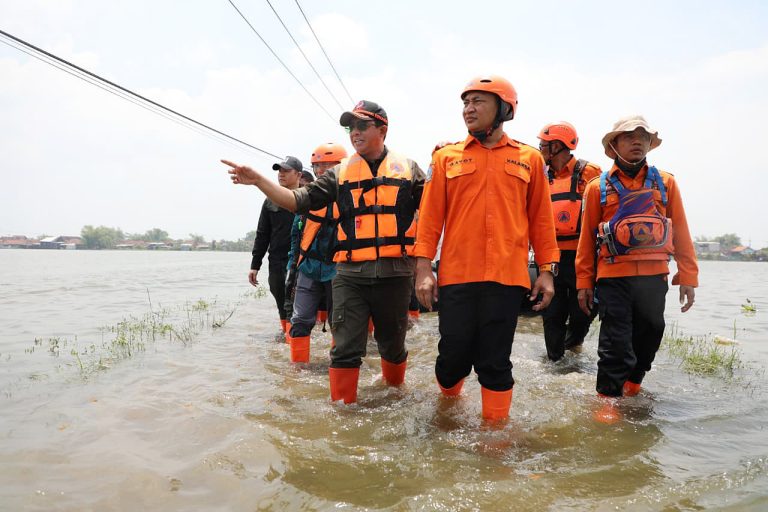 Kepala BNPB Letjen TNI Dr. Suharyanto saat meninjau dampak banjir yang melanda Desa Kedungringin, Dusun Balungrejo, Kecamatan Beji , Kabupaten Pasuruan, Jawa Timur.  Kepala BNPB yang didampingi Deputi Bidang Penanganan Darurat BNPB dan Direktur Penanganan Darurat Wilayah 1 BNPB, langsung menuju Kabupaten Pasuruan yang sedang dilanda banjir sejak Selasa (24/3).  Pada kesempatan ini, Kepala BNPB berdiskusi dengan Wakil Bupati Pasuruan beserta perwakilan Forkopimda membahas perkembangan dan kendala dalam penanganan bencana kali ini.  “BNPB akan melakukan langkah - langkah penanganan darurat yang menjadi kewenangan BNPB, selain itu BNPB juga akan berkoordinasi dengan kementerian dan lembaga terkait lainnya,” ujar Suharyanto di Kantor Kecamatan Rejoso, Kabupaten Pasuruan.***(Foto: Ekobisnis.com/Dok BNPB)