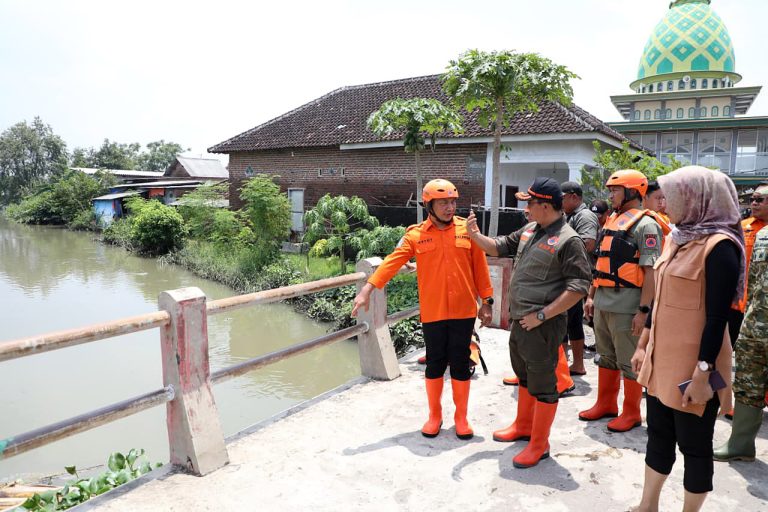 Kepala BNPB yang didampingi Deputi Bidang Penanganan Darurat BNPB dan Direktur Penanganan Darurat Wilayah 1 BNPB, langsung menuju Kabupaten Pasuruan yang sedang dilanda banjir sejak Selasa (24/3).