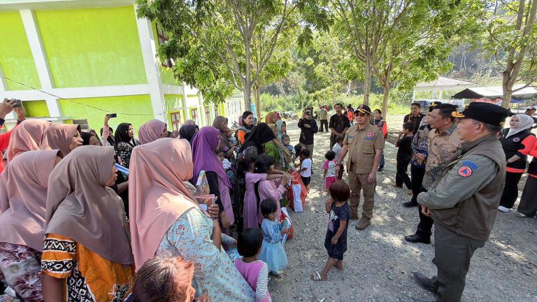 Badan Nasional Penanggulangan Bencana (BNPB) memindahkan sejumlah warga penyintas menuju fasilitas pemerintah kabupaten (pemkab) setempat. Mereka merupakan penghuni terakhir di tenda pengungsian yang ada di Kabupaten Gayo Lues, Provinsi Aceh.